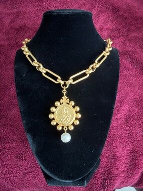 French Kande Gold Medallion Pendant Necklace with Pearl Accent - Women Jewelry
